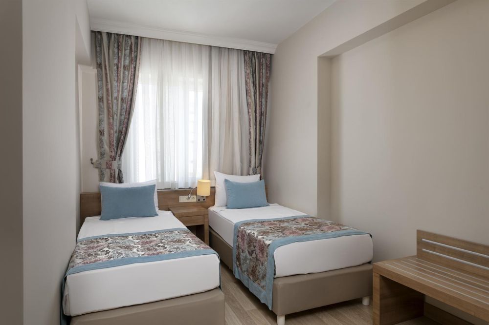 Family Suite, Ramada Resort Lara 5*