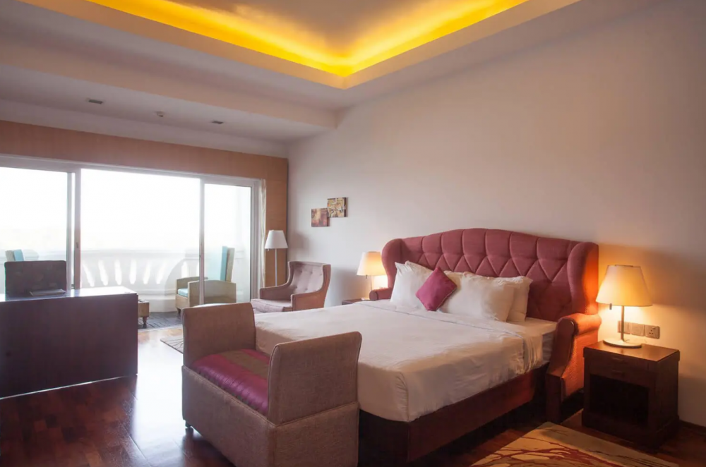 Premium Lake View Room A/C, The Raviz 5*