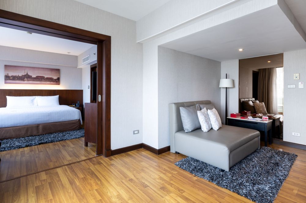 Balcony Suite River View Room, Ramada Plaza By Wyndham Bangkok Menam Riverside 5*