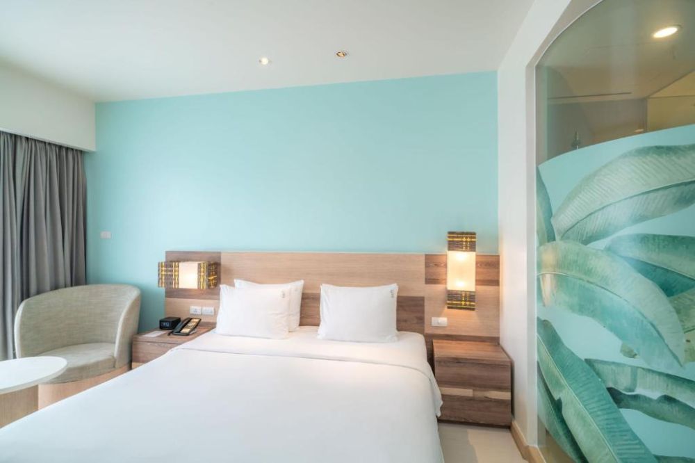 Standard, Holiday Inn Express Patong Beach Central 3*