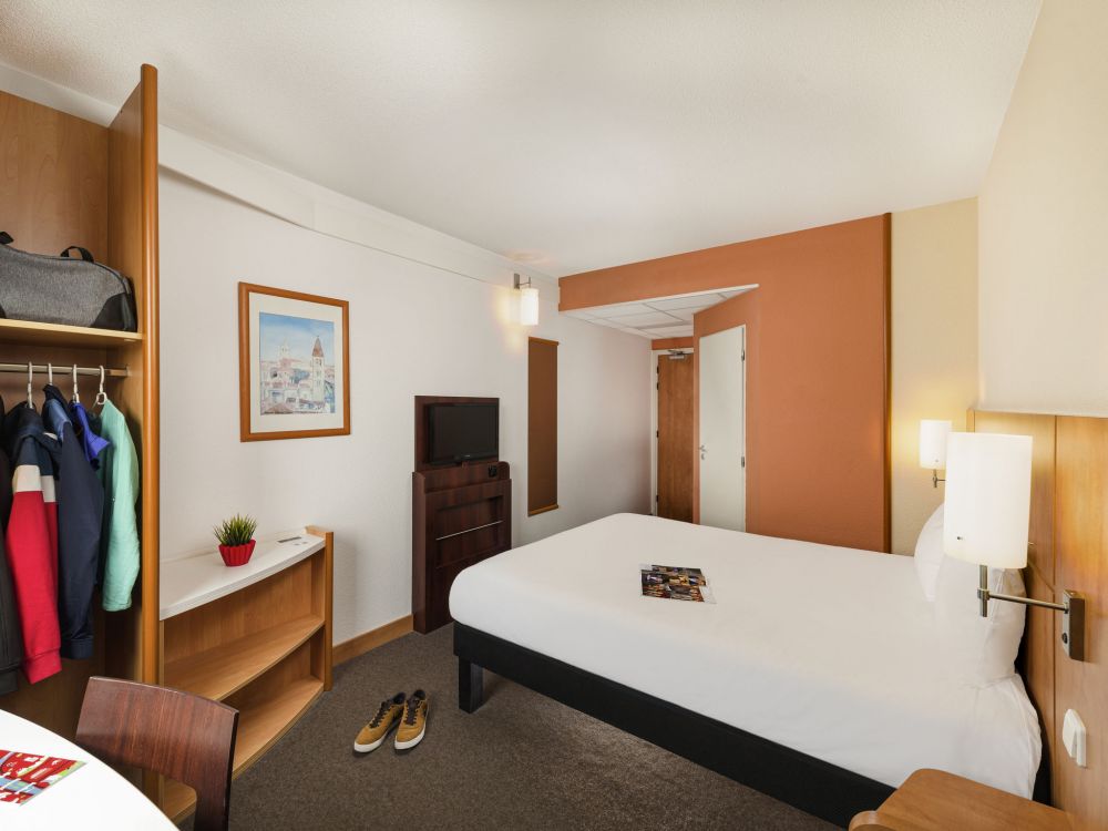 Double Standard, Ibis Praha Mala Strana 3*