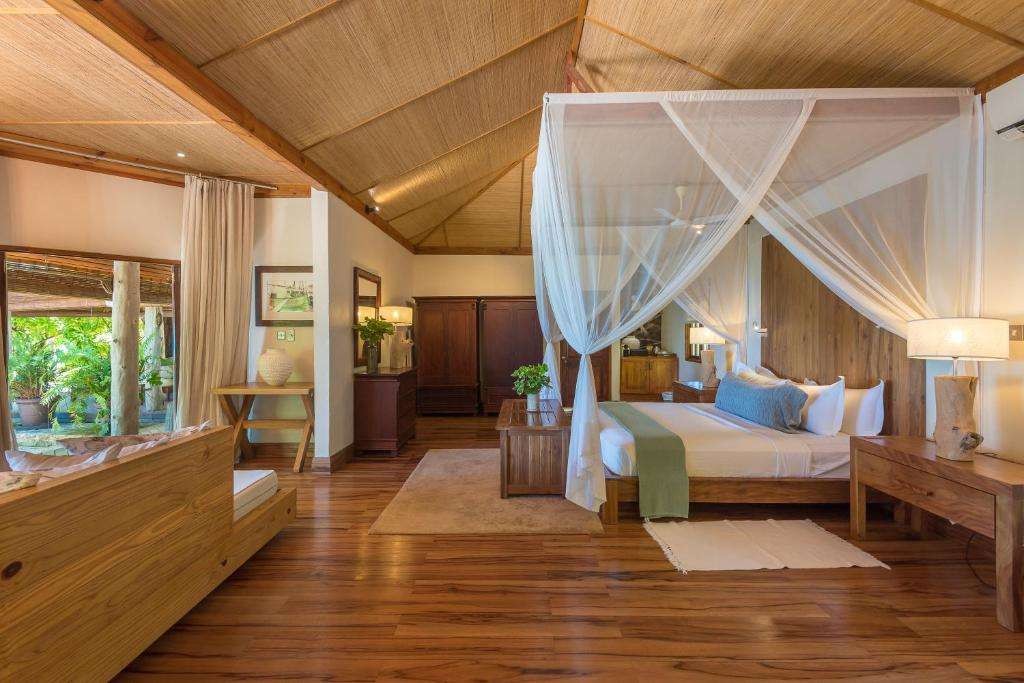 Beach Villa, Denis Private Island 5*