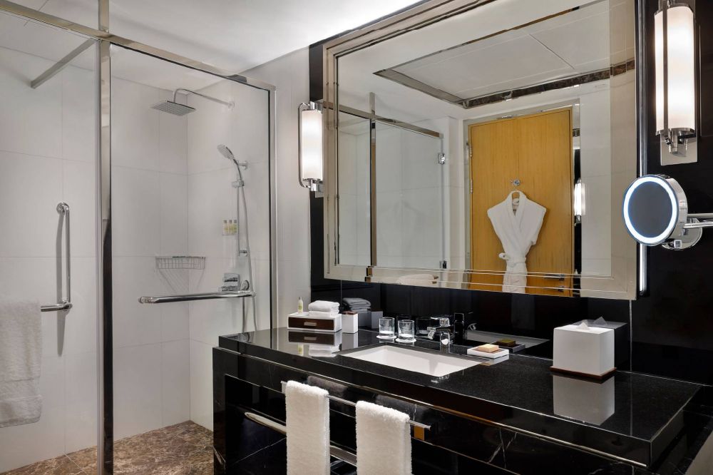 Two Double Beds/ King Guest Room With Balcony, Hilton Dubai the Palm 4*