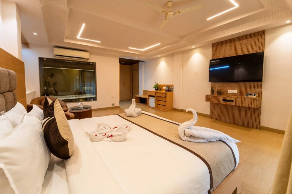 Luxury Couple with jacuzzi bathtub, Grandeur De Sanchi 4*