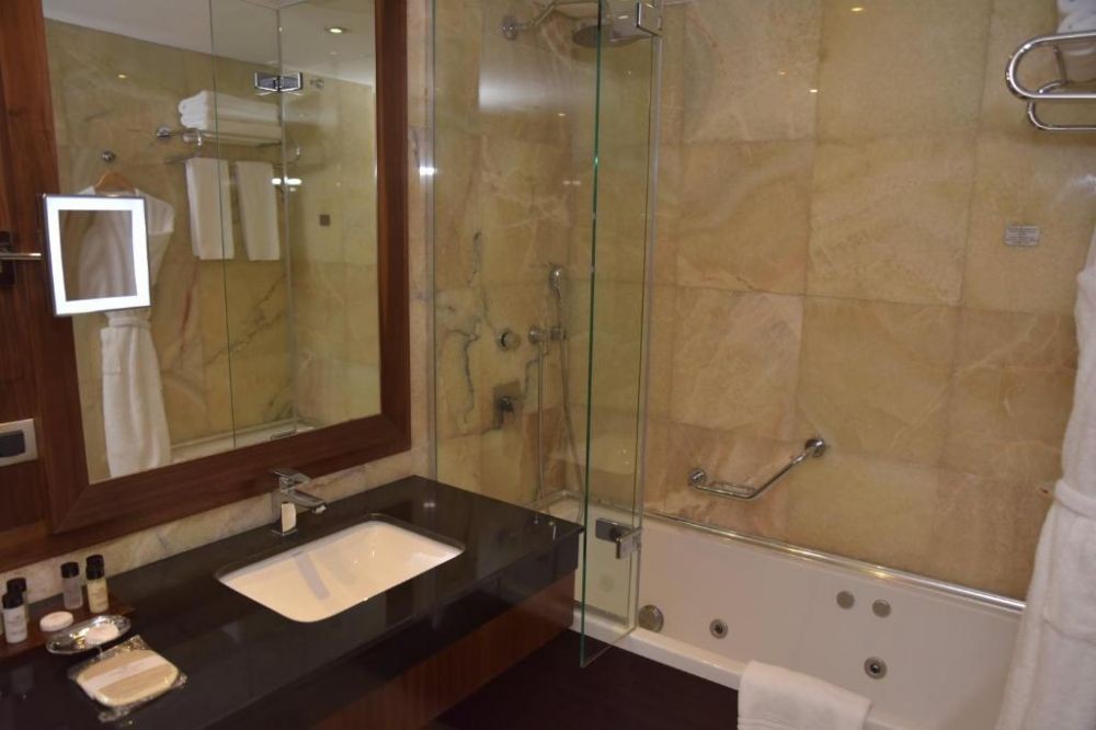 Superior Room, Crowne Plaza Istanbul Harbiye 5*