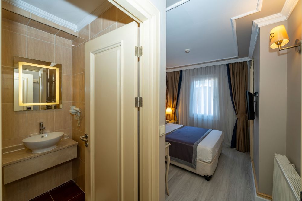 Economy Room, Raymond Hotel 4*