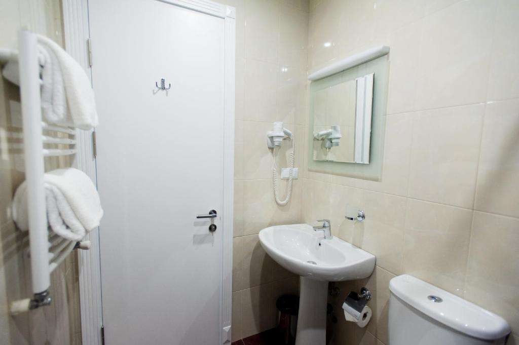 Standard Twin / Dbl/ Triple, Piazza Hotel (ex. Piazza Four Colours) 3*