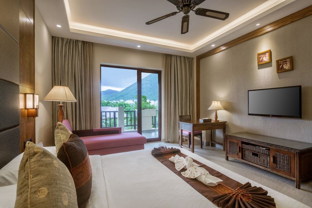 Lake View Room, Yalong Bay Villas & Spa 5*