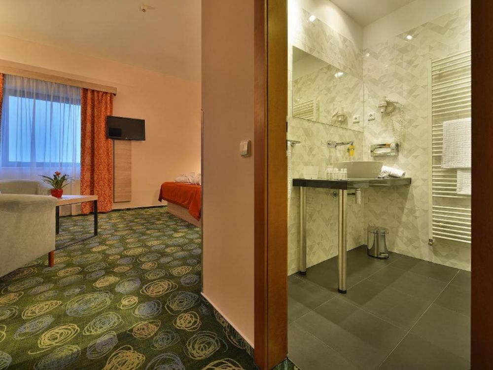 Junior Suite Superior, Ramada Airport Prague 4*