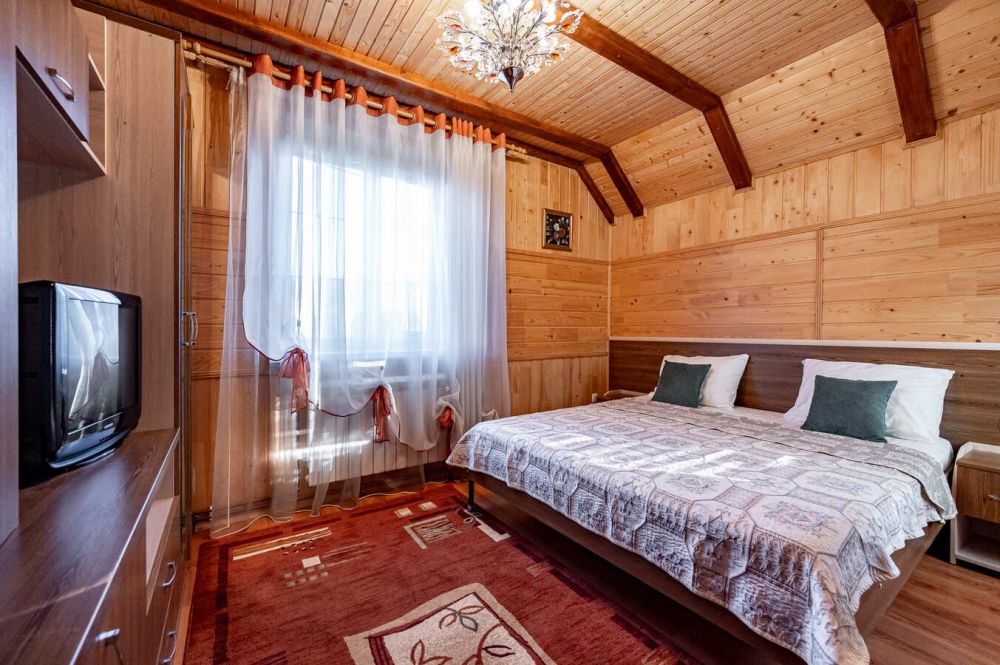 Коттедж Панський, Emerald House Apartments 3*