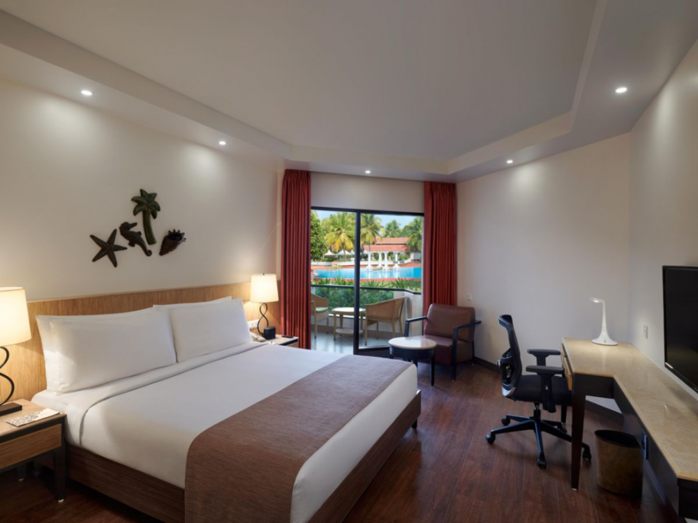 Plaza Pool View Room, Holiday Inn Resort 5*