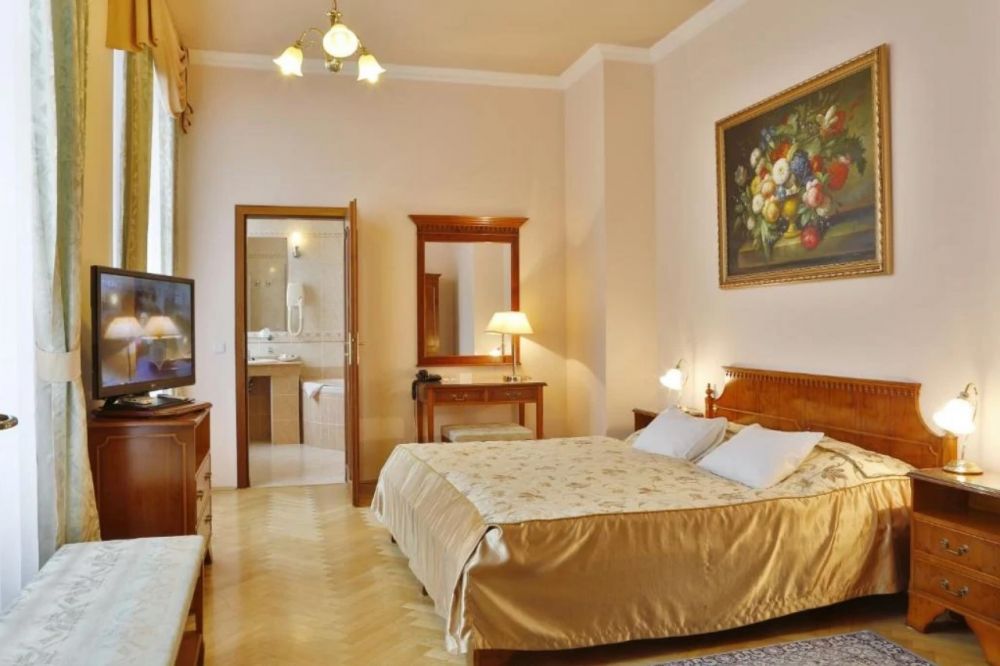 Suite Lux, Kolonada 4*