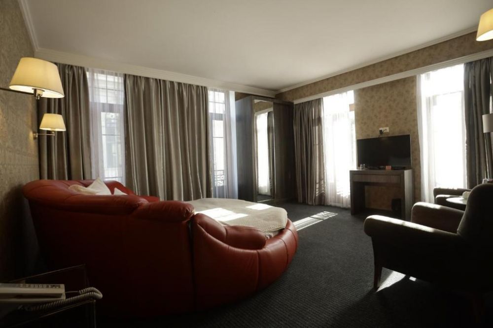 Junior Suite, Redline 4*