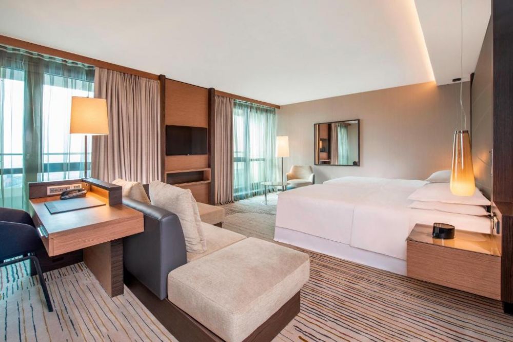 Executive, Sheraton Grand Tbilisi Metekhi 5*