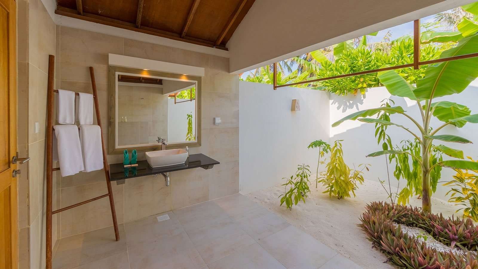 Sunrise Beach Bungalow, Innahura Maldives Resort 4*