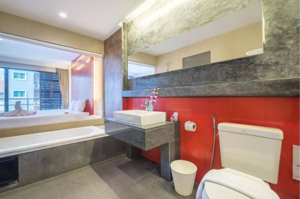 Grand Deluxe Room With Bathtub, Alfresco Phuket Hotel 3*