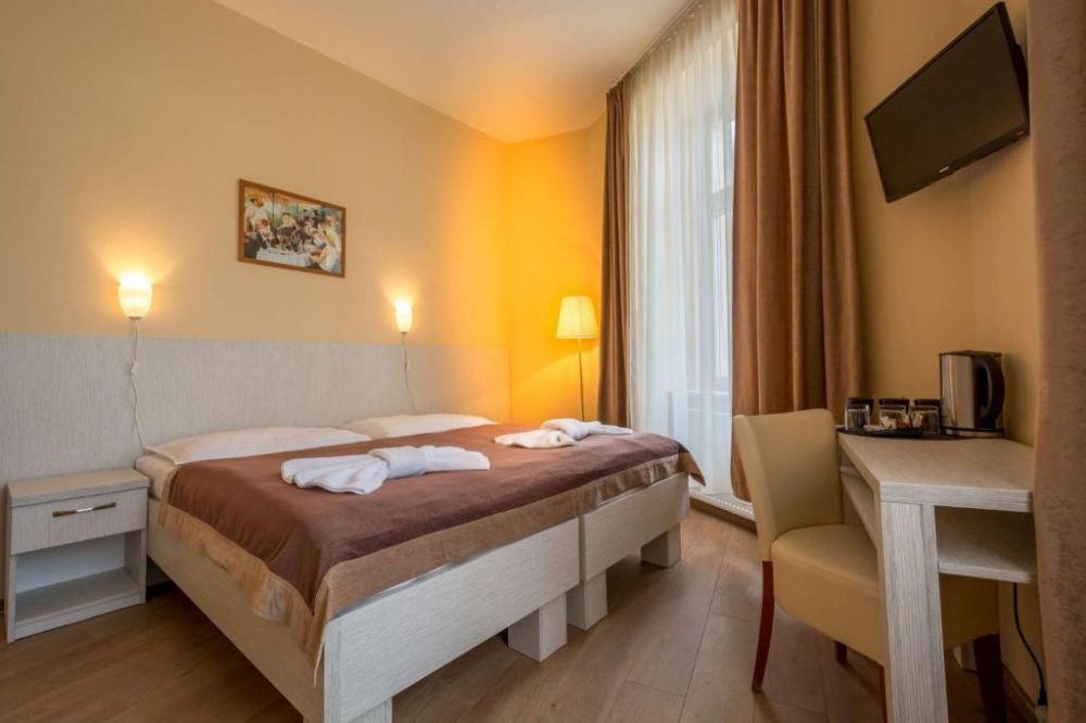 Double Standard, Prague Centre Plaza 3*