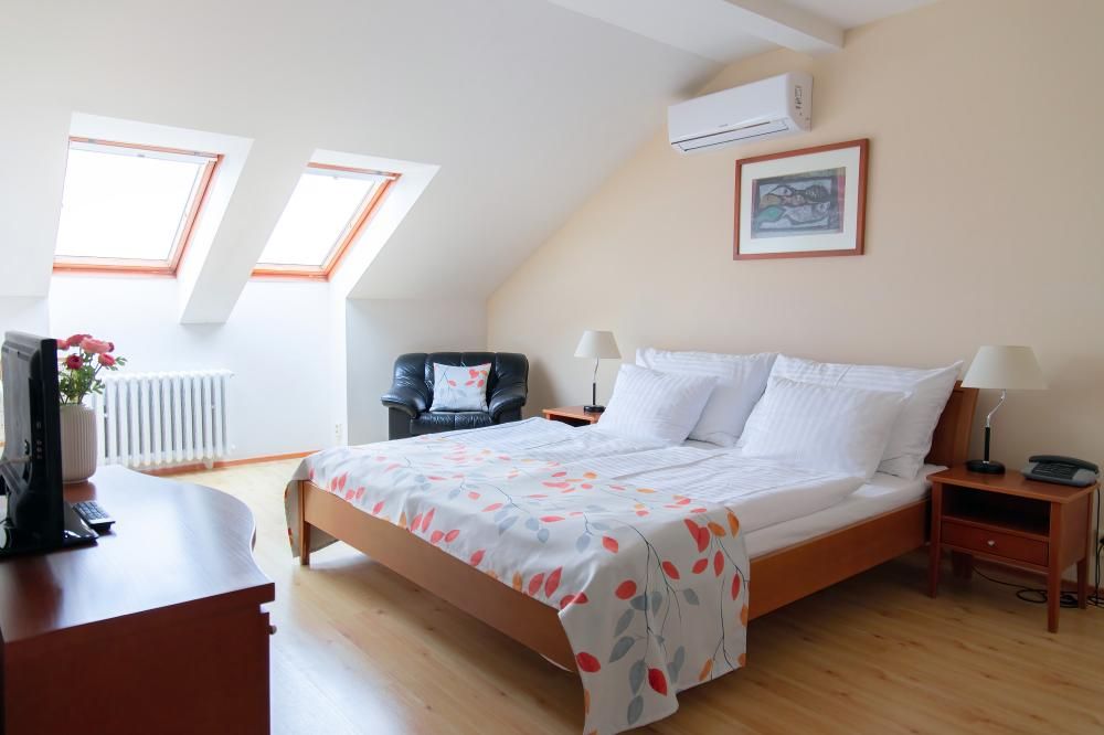 Attic Studio Apartment, Orion 3*