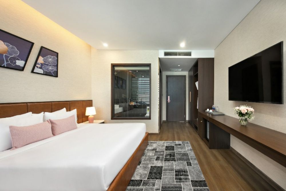Deluxe Double with Bathtub & Balcony, Golden Lotus Grand Hotel 4*