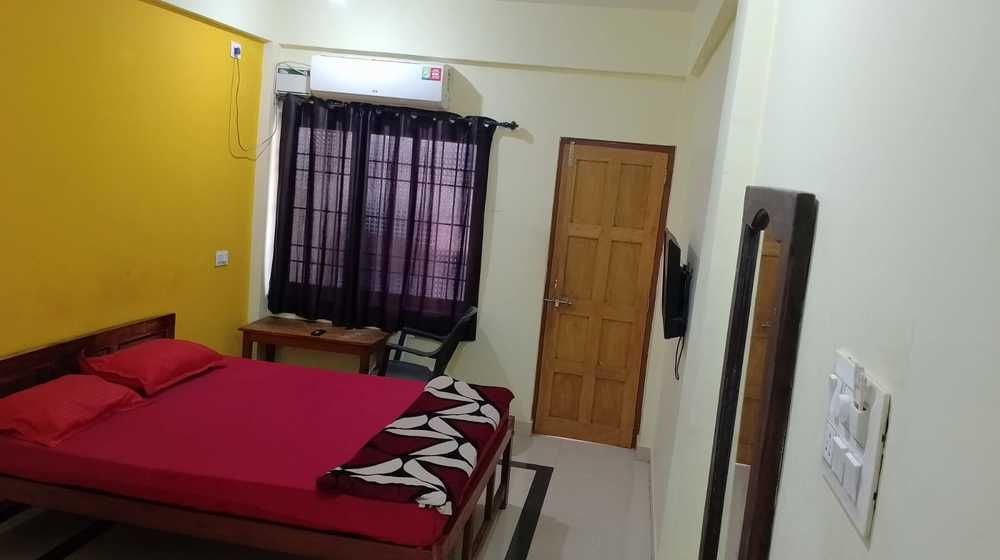 Deluxe AC, Prakash Holiday Inn (ex. Rishi House) 