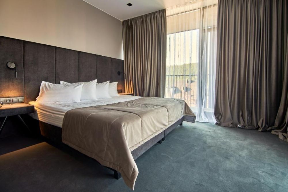 Suite, Fomich Residence 