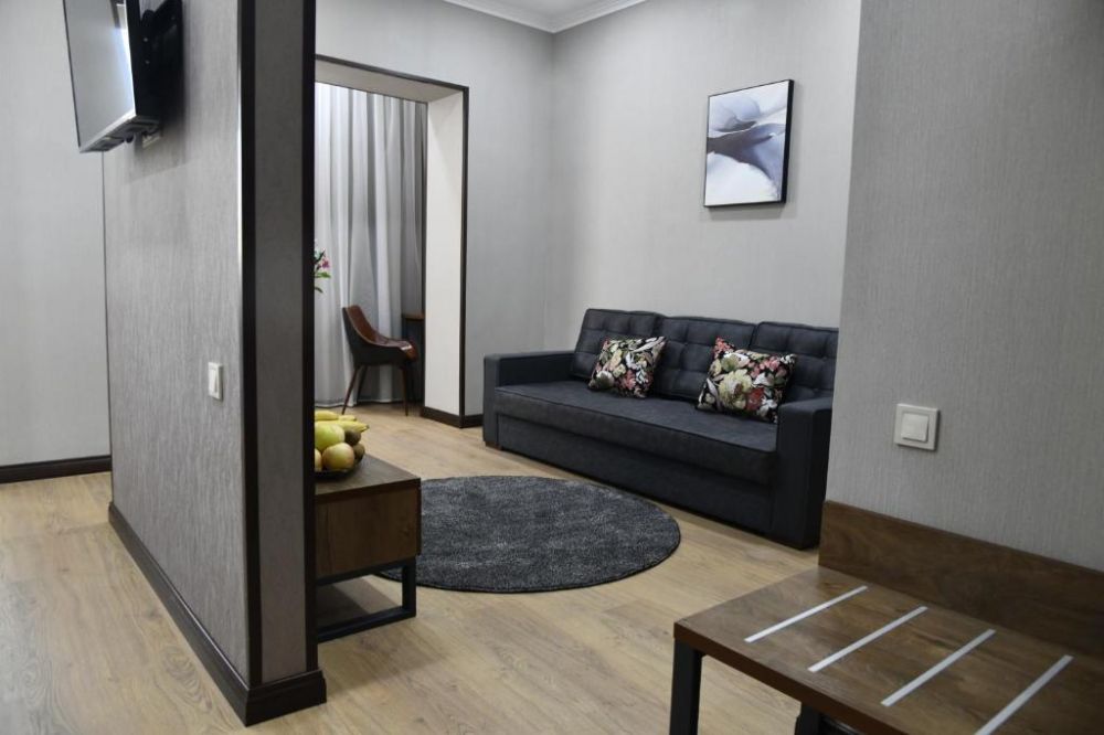 Suite, Krokus Plaza 3*