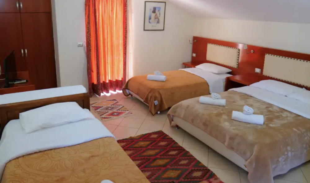 Family Quadruple Room, Veli 3*