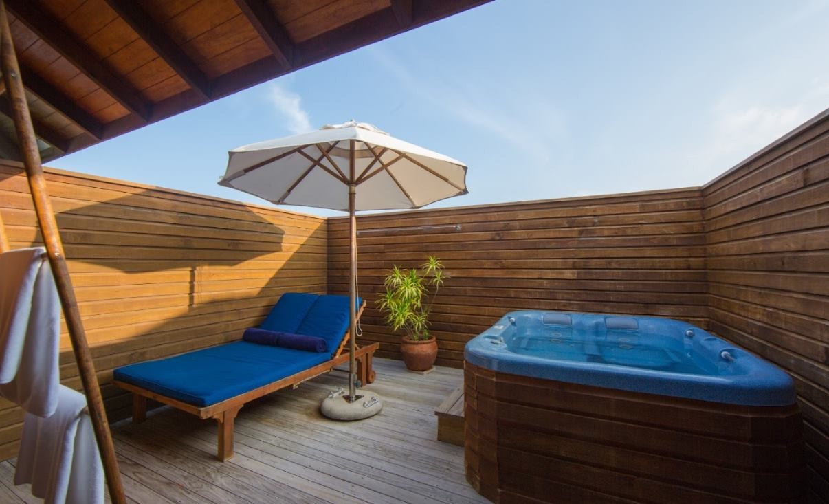 Jacuzzi Water Villa, Vilamendhoo Island Resort & Spa 4*