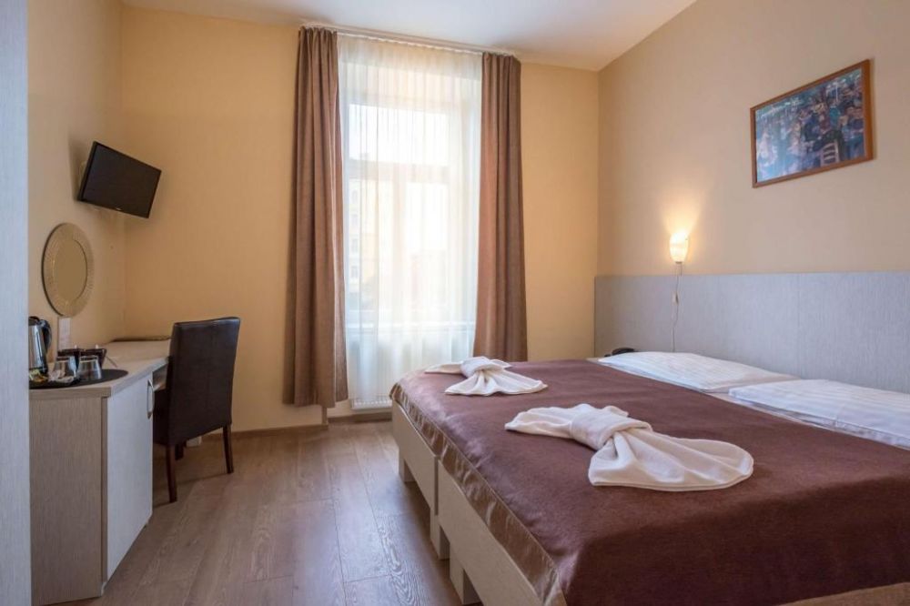 Double Standard, Prague Centre Plaza 3*