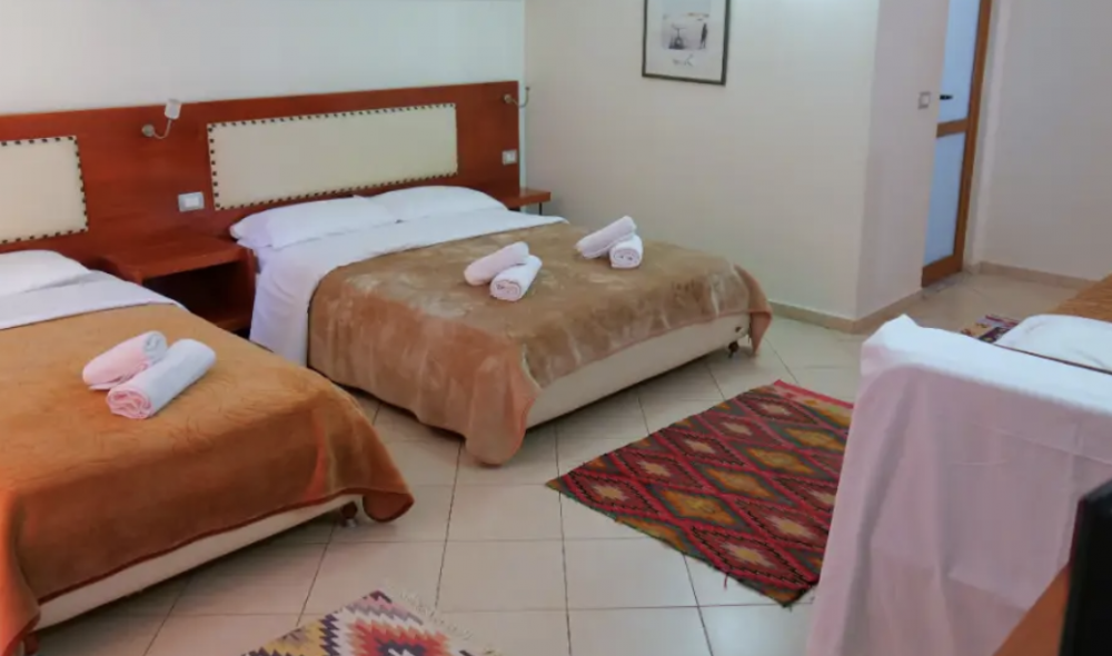 Family Quadruple Room, Veli 3*