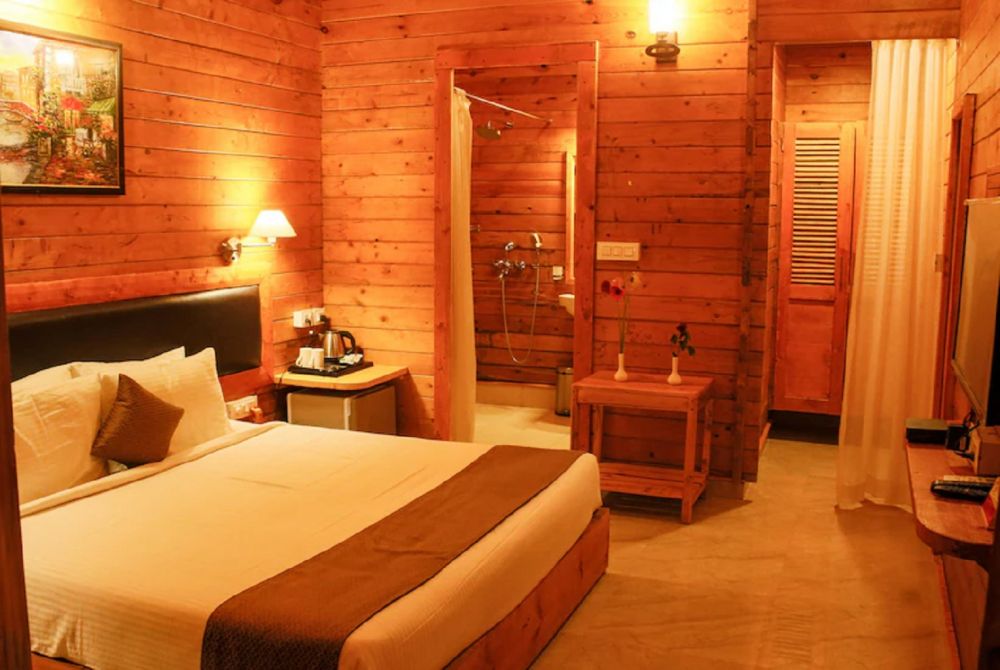 Luxury Wooden Cottage, Grand Vatika Resort 4*