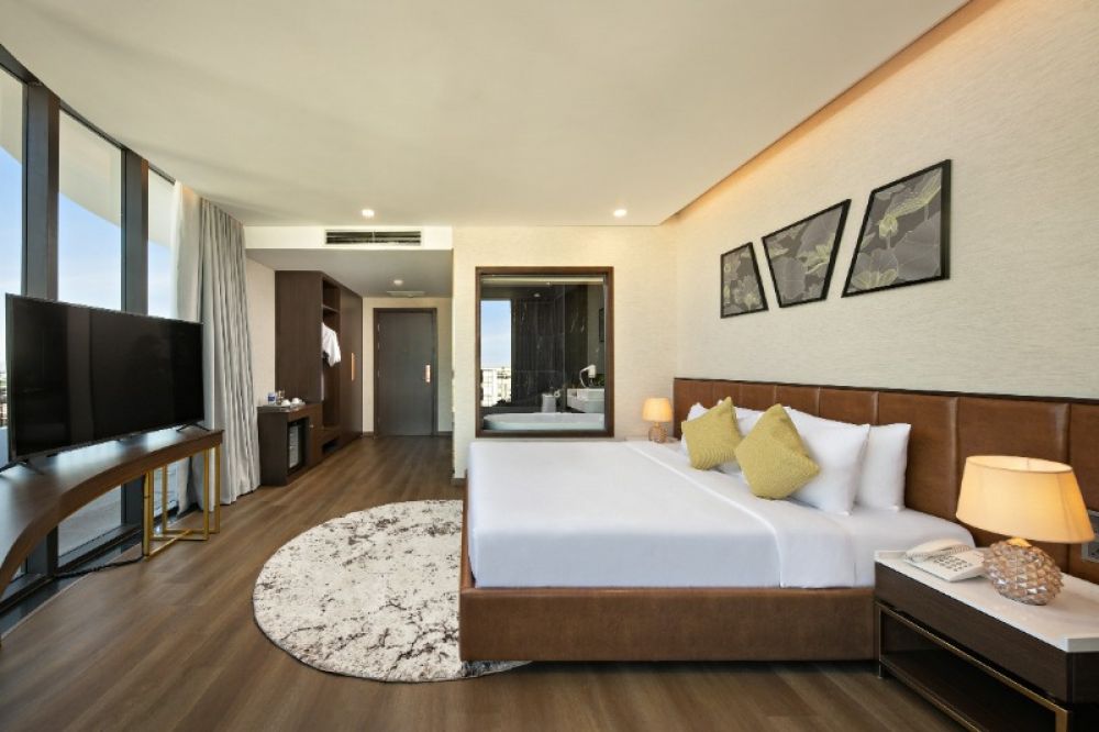 Suite with Bathtub & Balcony, Golden Lotus Grand Hotel 4*
