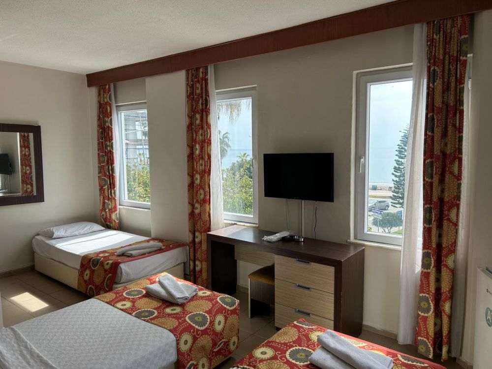 Economy Triple Room, Rosella Hotel 3*