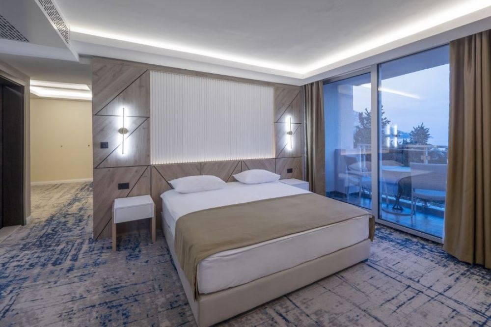 Family Room, Tara 4*