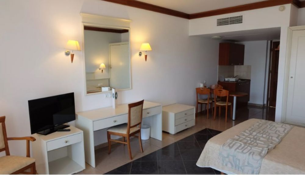 Standard, Kipriotis Maris Suites 5*