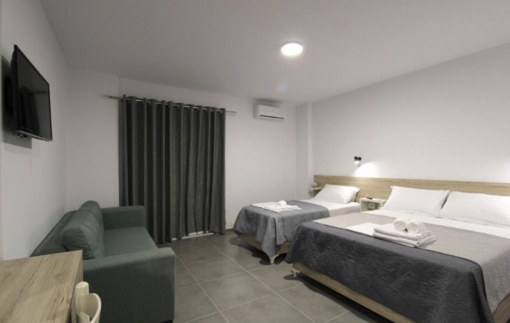 Room QDPL, Vila Adrian 4*