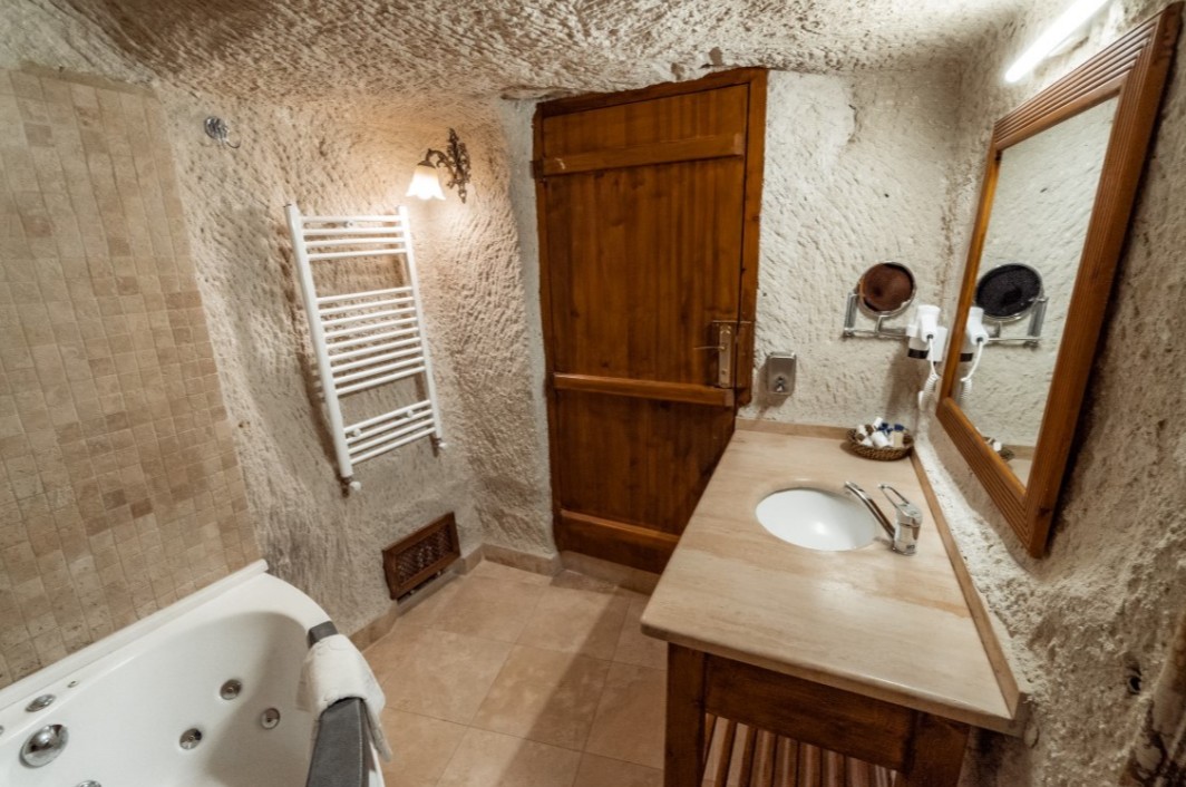 Jakuzzi suite, Amber Cave Suites 3*