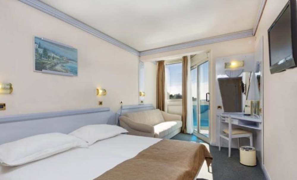 CLASSIC ROOM WITH FRENCH BED AND BALCONY SEA VIEW, Hotel Plavi Plava Laguna 3*