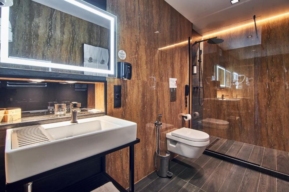 Suite, Fomich Residence 