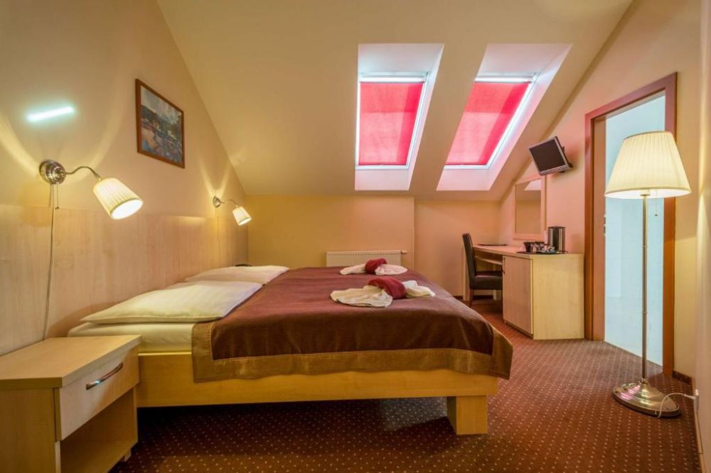 Double Standard, Prague Centre Plaza 3*