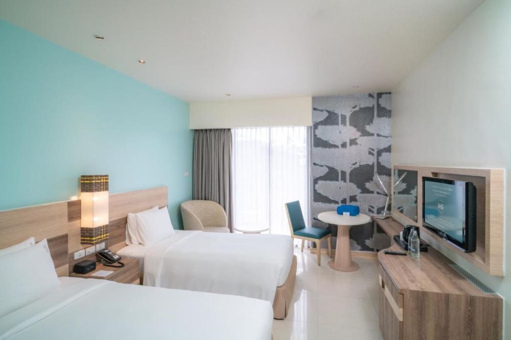 Standard, Holiday Inn Express Patong Beach Central 3*