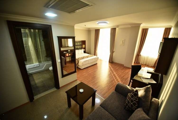 Semi Luxe, Era Palace Batumi 4*