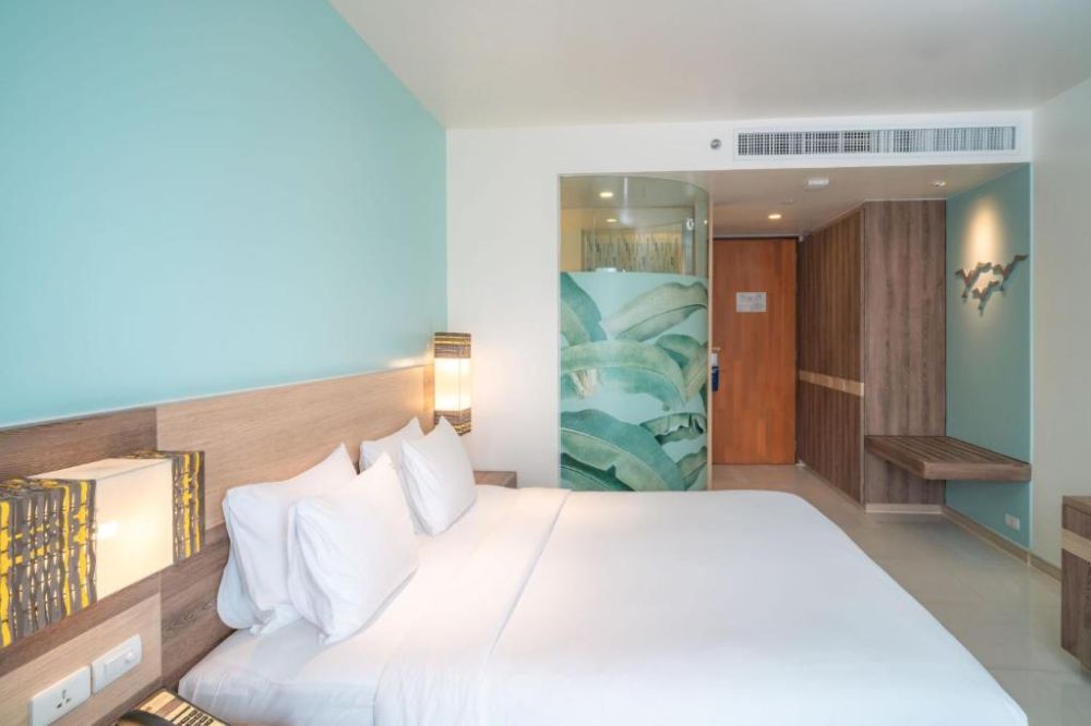 Standard, Holiday Inn Express Patong Beach Central 3*