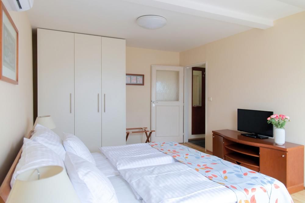 Attic Studio Apartment, Orion 3*