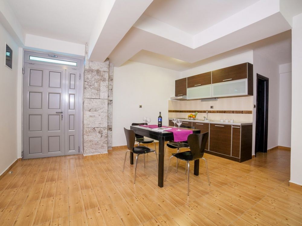 1 Bedroom App With Balcony, Apartments Raymond 