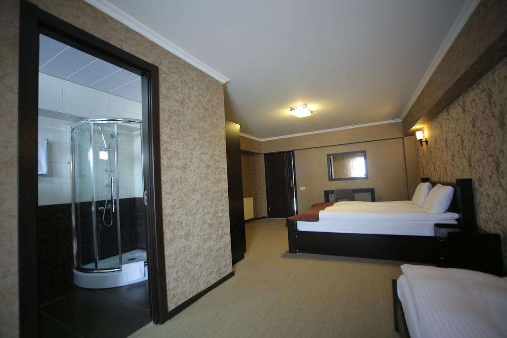 Triple Room, Good Aura 4*