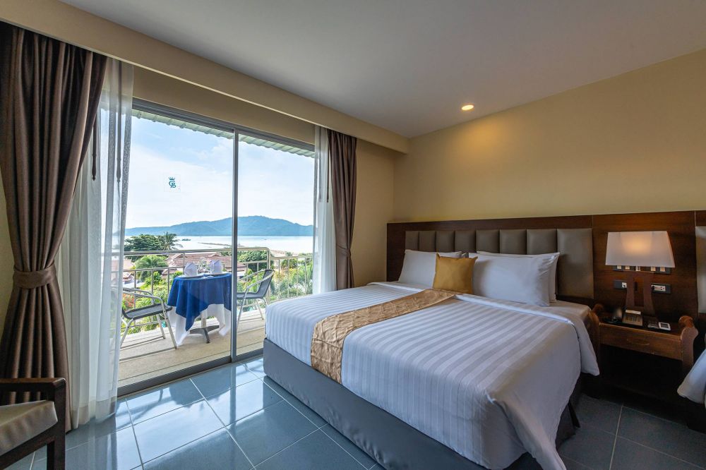 Deluxe SV, Blue Beach Grand Resort And Spa (ex. Chalong Beach Hotel & Spa) 4*