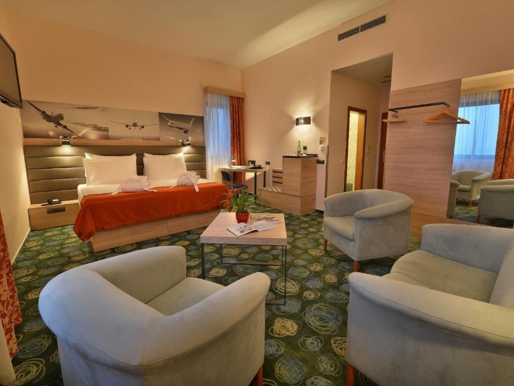 Junior Suite Superior, Ramada Airport Prague 4*