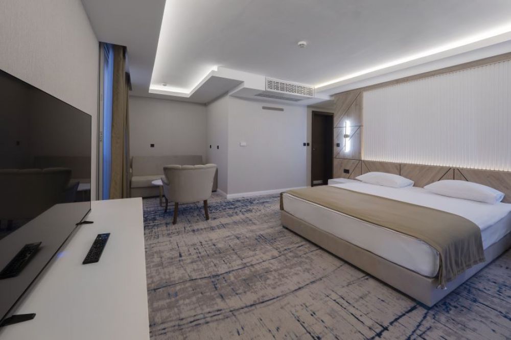Family Room, Tara 4*
