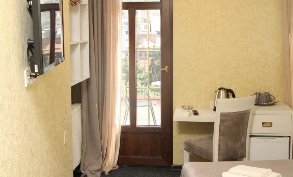 Triple/Quadriple Terrace, Piazza Tbilisi 3*